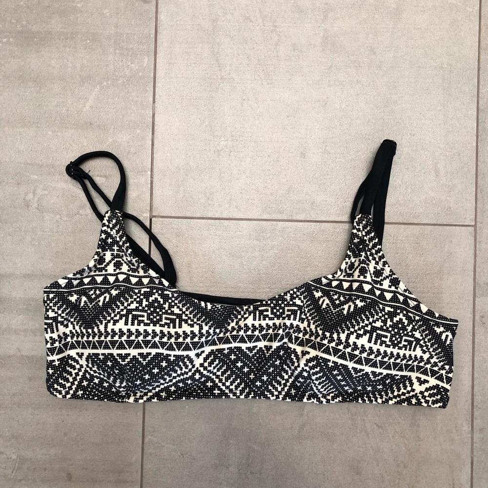 Black print bikini top w/ stretchy back straps